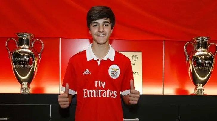Jogador de Almeirim assina pelo Benfica