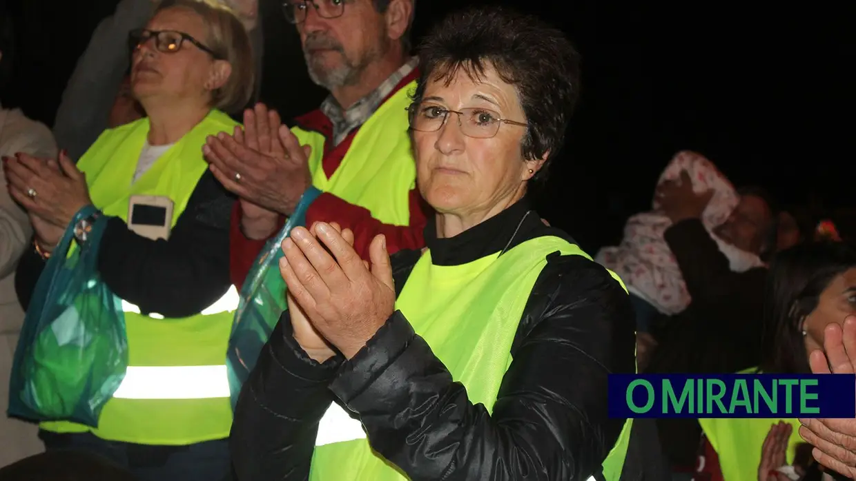 Manifestantes pedem obras na EN3 com milhares de garrafões iluminados e monumento de homenagem às vítimas