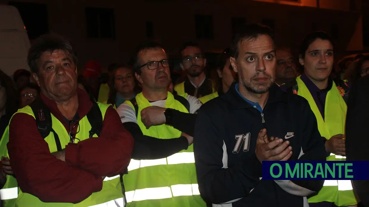 Manifestantes pedem obras na EN3 com milhares de garrafões iluminados e monumento de homenagem às vítimas