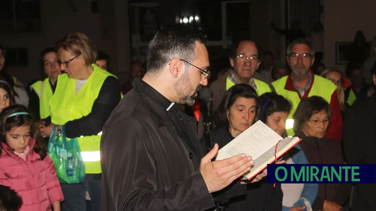 Manifestantes pedem obras na EN3 com milhares de garrafões iluminados e monumento de homenagem às vítimas