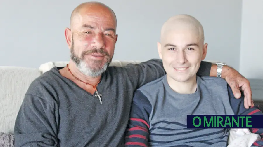 Jovem com leucemia tem no pai o aliado para vencer a doença