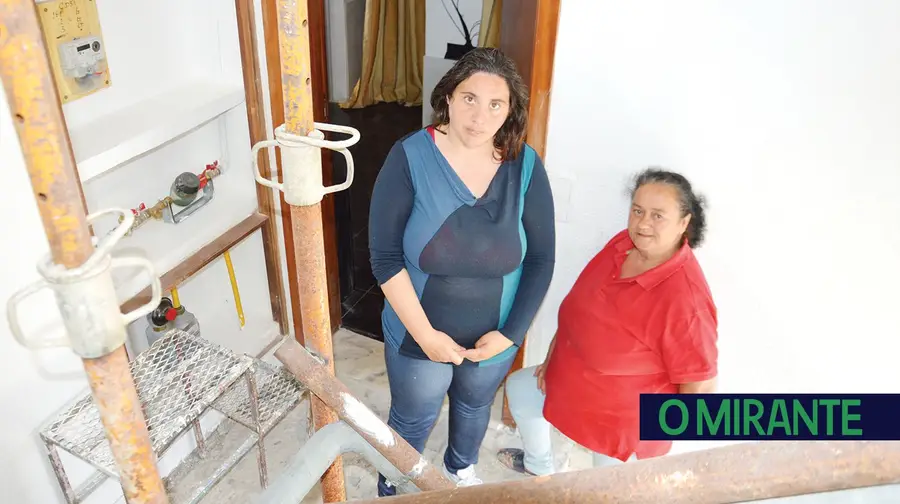 Obras em prédios municipais de Povos estão a ser um inferno para os moradores Obras em prédios municipais de Povos estão a ser um inferno para os moradores