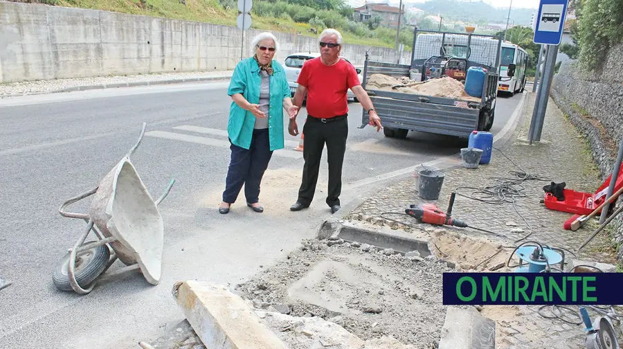 Moradores de rua em São Domingos querem contentor do lixo mais perto de casa Moradores de rua em São Domingos querem contentor do lixo mais perto de casa