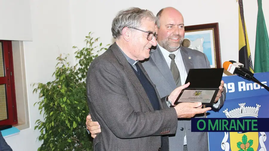 Freguesia de Bugalhos celebrou 799 anos com homenagem aos párocos Freguesia de Bugalhos celebrou 799 anos com homenagem aos párocos