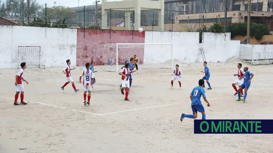 Novo campo de futebol para o Alhandra novamente num impasse