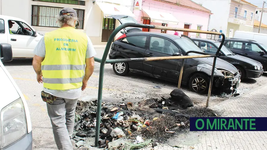 Incêndio em contentores na Tapada provoca estragos em dois carros