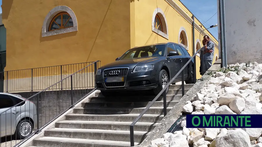 Carro ficou preso em escadas nas traseiras da Loja do Cidadão