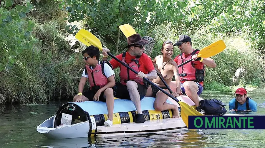 Descida do Nabão em canoas e jangadas improvisadas Descida do Nabão em canoas e jangadas improvisadas