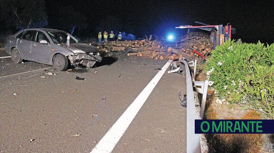 Despiste de pesado provoca cinco feridos na A13 em Benavente Despiste de pesado provoca cinco feridos na A13 em Benavente