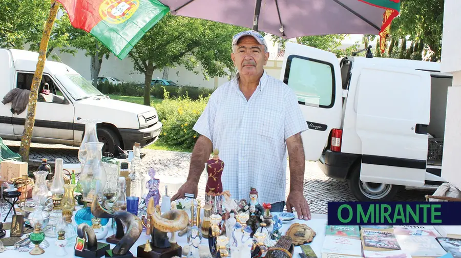 Na feira de velharias de Santarém é só montar a banca e esperar