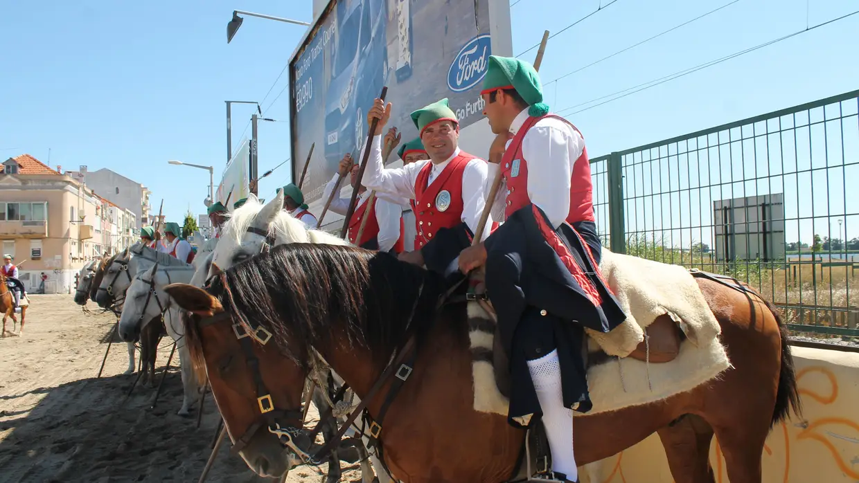 Corrida de Campinos no Colete Encarnado