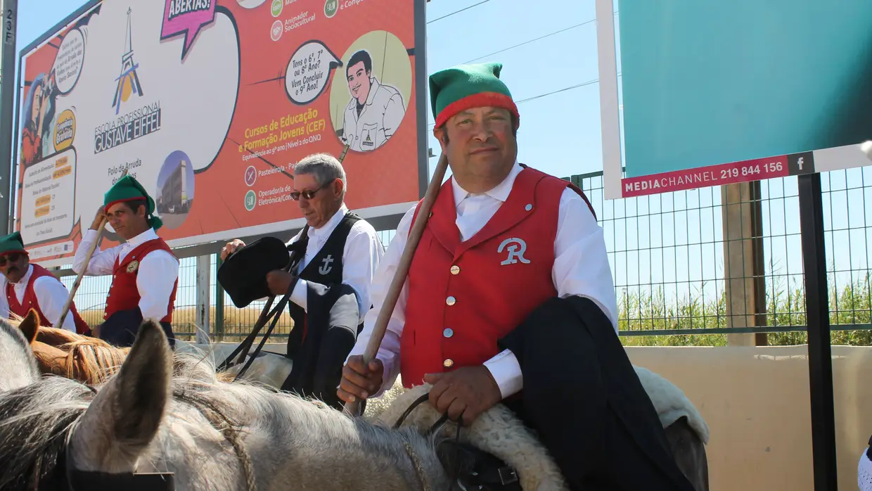 Corrida de Campinos no Colete Encarnado