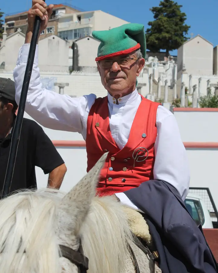 Corrida de Campinos no Colete Encarnado