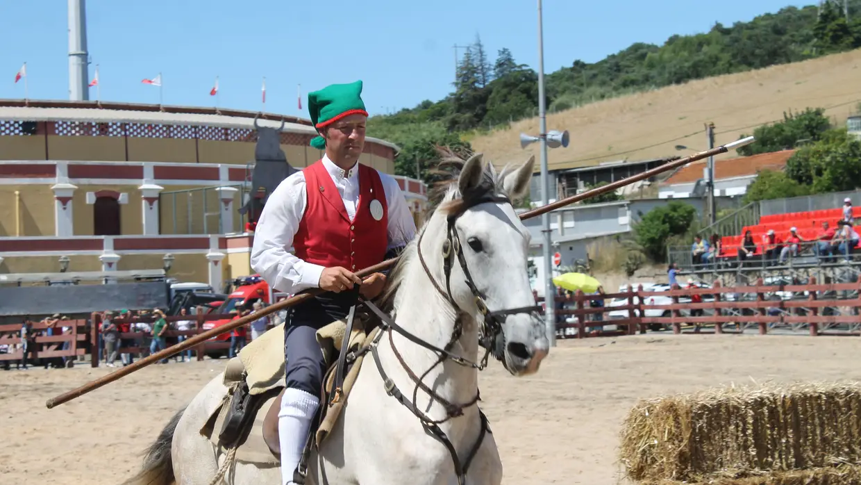 Corrida de Campinos no Colete Encarnado