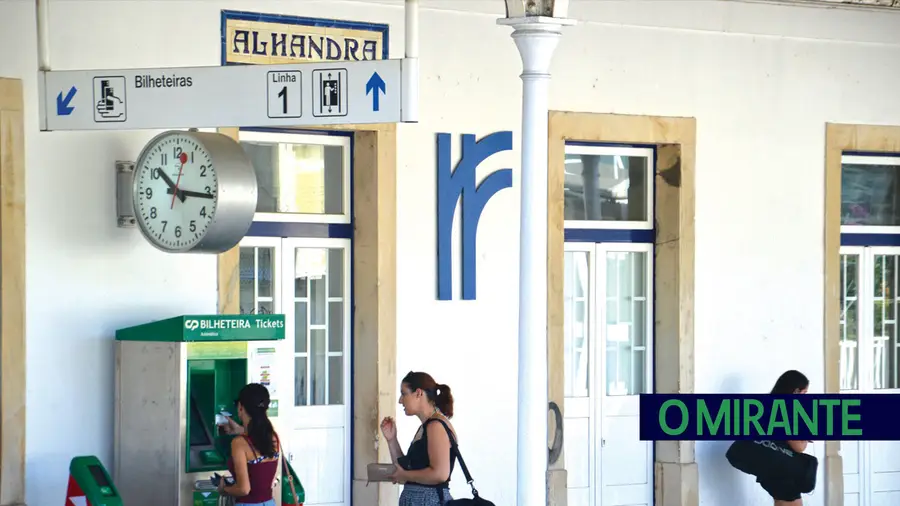 Bilheteira da estação de Alhandra passa a abrir só às sextas-feiras