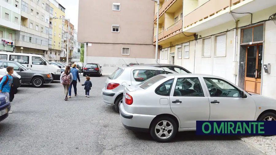 Estacionamento anárquico em praceta de Vila Franca de Xira com os dias contados Estacionamento anárquico em praceta de Vila Franca de Xira com os dias contados
