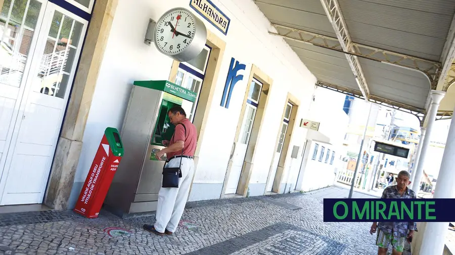 Bilheteira da estação de Alhandra passa a abrir só às sextas-feiras