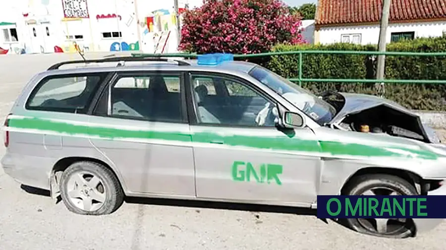 Ultraje à GNR resolve problema de carro abandonado na EN118 na Carregueira