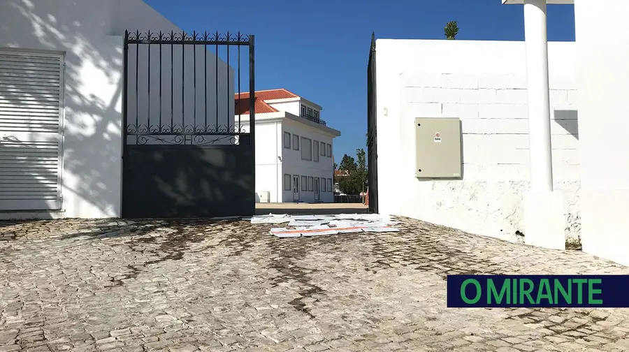 Óleo à porta do Colégio Conde de Sobral para as pessoas escorregarem Óleo à porta do Colégio Conde de Sobral para as pessoas escorregarem