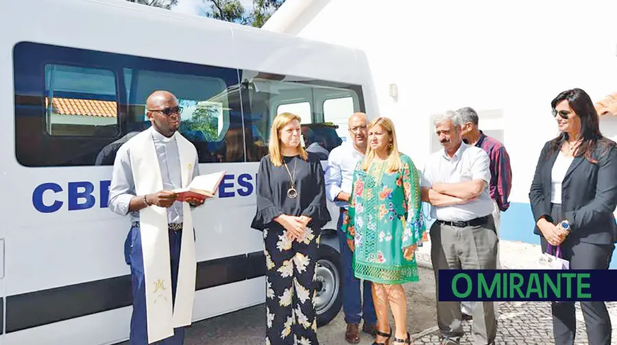 Centro de Bem Estar Social de Espinheiro com carrinha nova