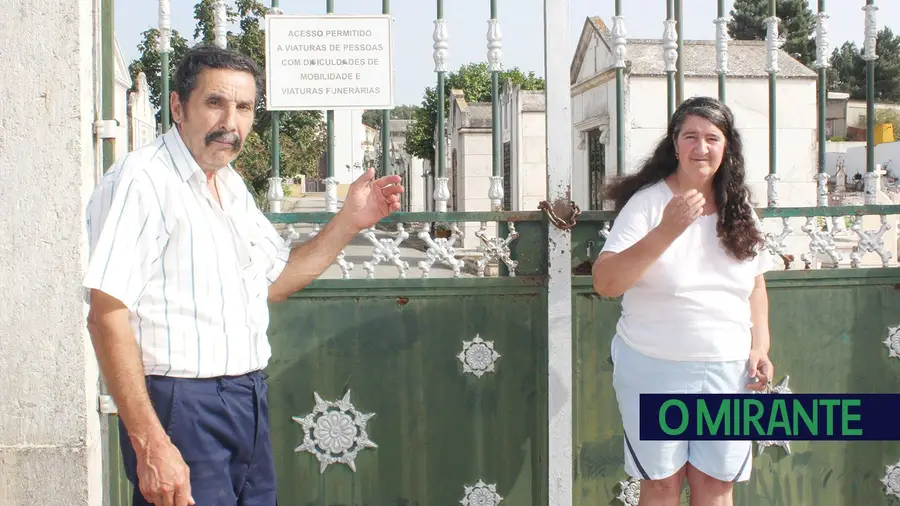 Viver no cemitério com campa comprada e pronta a habitar Viver no cemitério com campa comprada e pronta a habitar