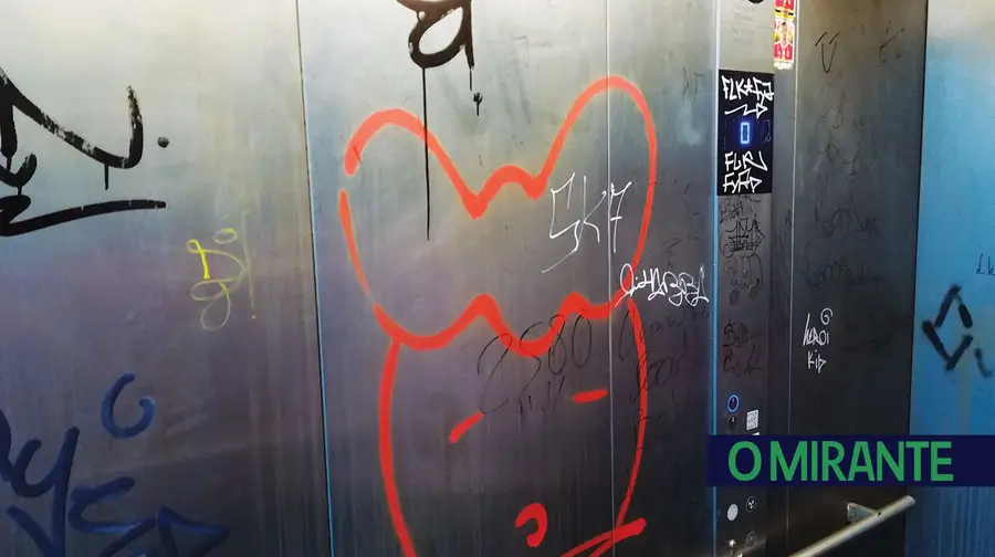 O que se pode fazer só com um neurónio e um spray. O que se pode fazer só com um neurónio e um spray.