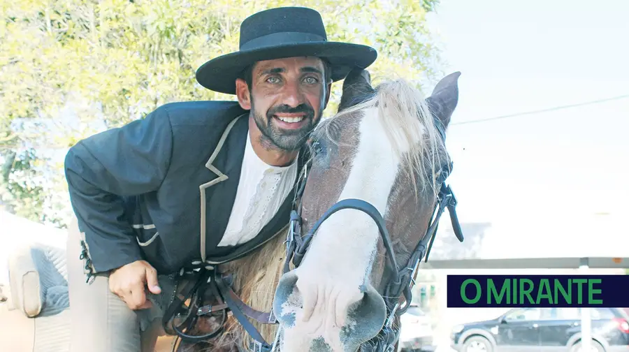 Marialvas de escritório dizem que as mulheres ficam lindas em cima de um cavalo Marialvas de escritório dizem que as mulheres ficam lindas em cima de um cavalo