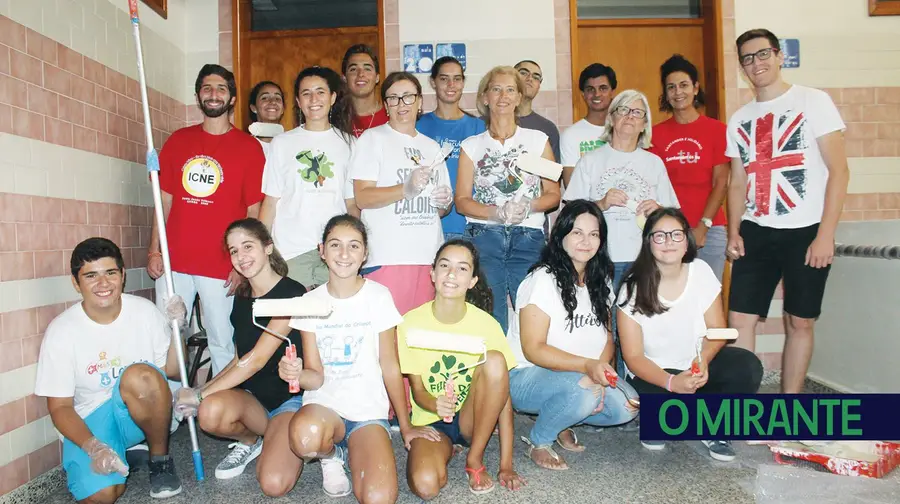 Alunos e pais fazem reparações em escola degradada e com telhado em fibrocimento