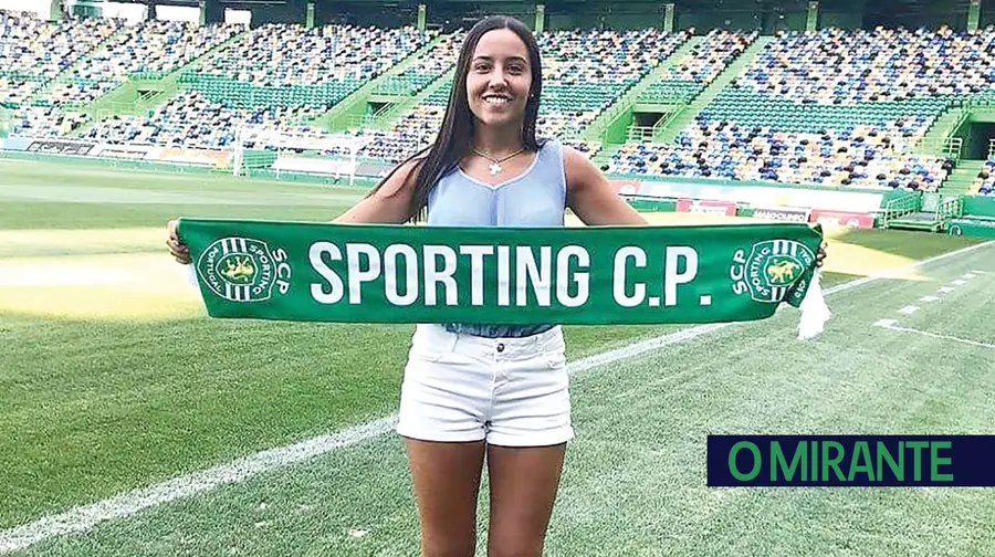 Jogadora de Abrantes cumpre sonho de menina e assina pelo Sporting