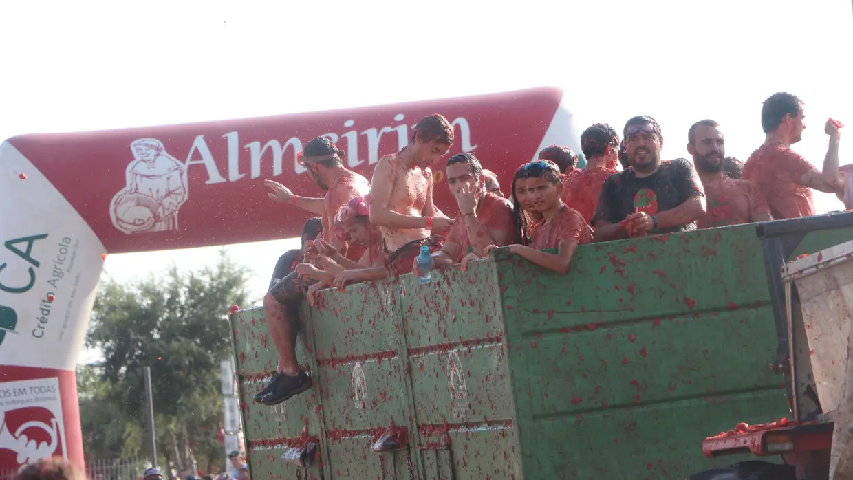 Todos à Tomatada em Almeirim