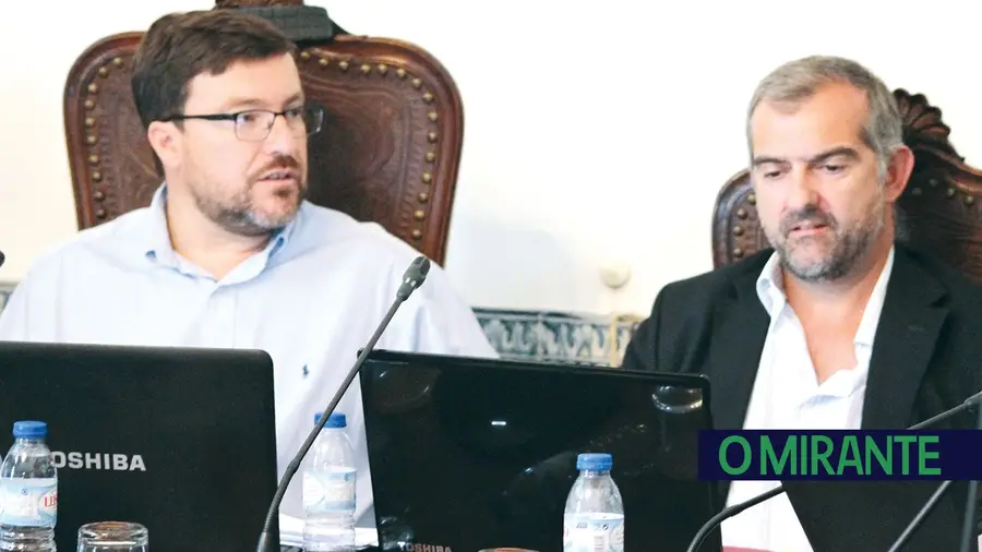 Deputado Nuno Serra ajuda a chumbar proposta do seu partido na Câmara de Santarém Deputado Nuno Serra ajuda a chumbar proposta do seu partido na Câmara de Santarém
