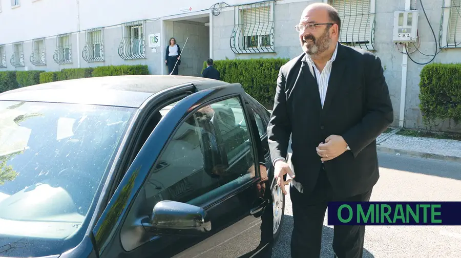 Três presidentes de câmara andam em carros a cair aos bocados Três presidentes de câmara andam em carros a cair aos bocados