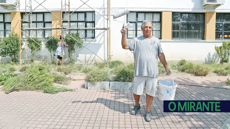 O forasteiro que pinta de borla os espaços da aldeia onde vive