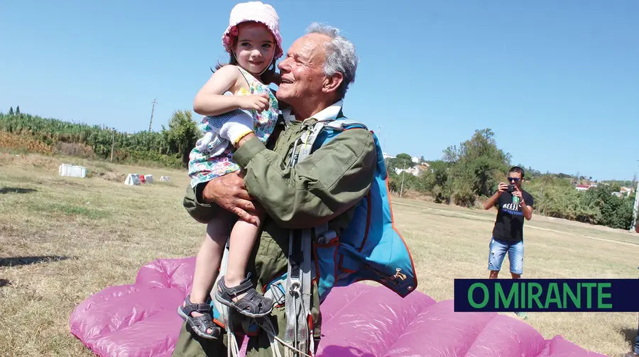 O bisavô radical que salta de pára-quedas aos 83 anos O bisavô radical que salta de pára-quedas aos 83 anos