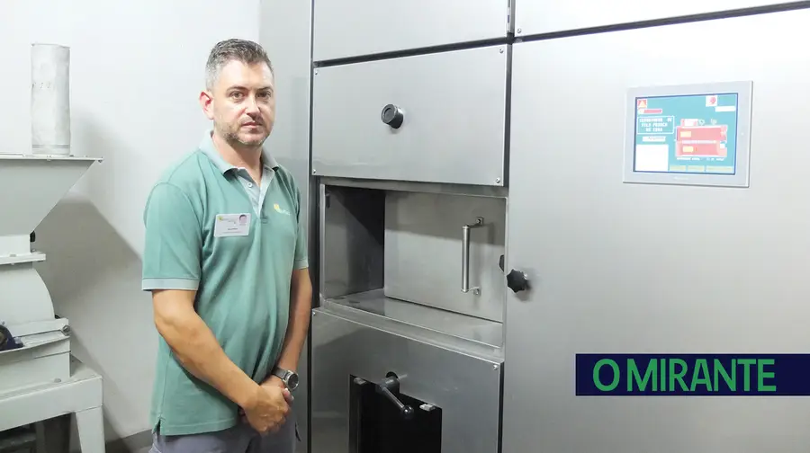 Carlos Pereira é um “coveiro” dos tempos modernos porque opera um forno crematório
