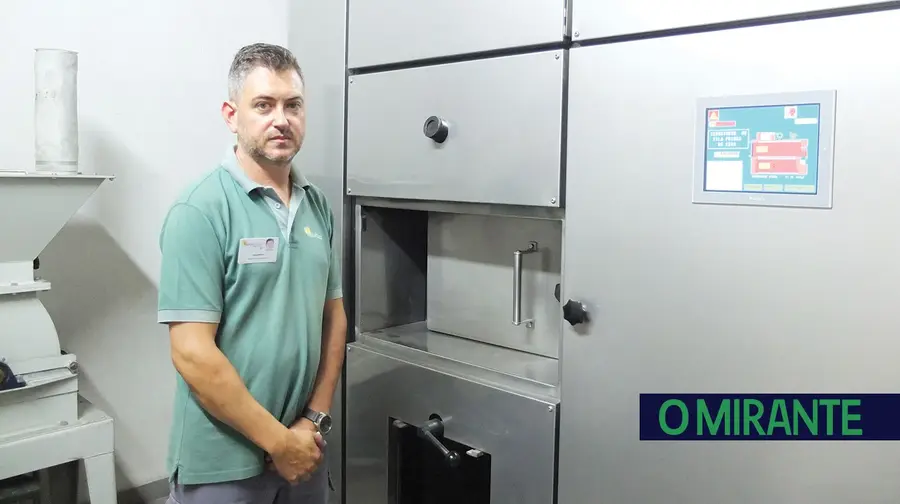 Carlos Pereira é um “coveiro” dos tempos modernos porque opera um forno crematório Carlos Pereira é um “coveiro” dos tempos modernos porque opera um forno crematório