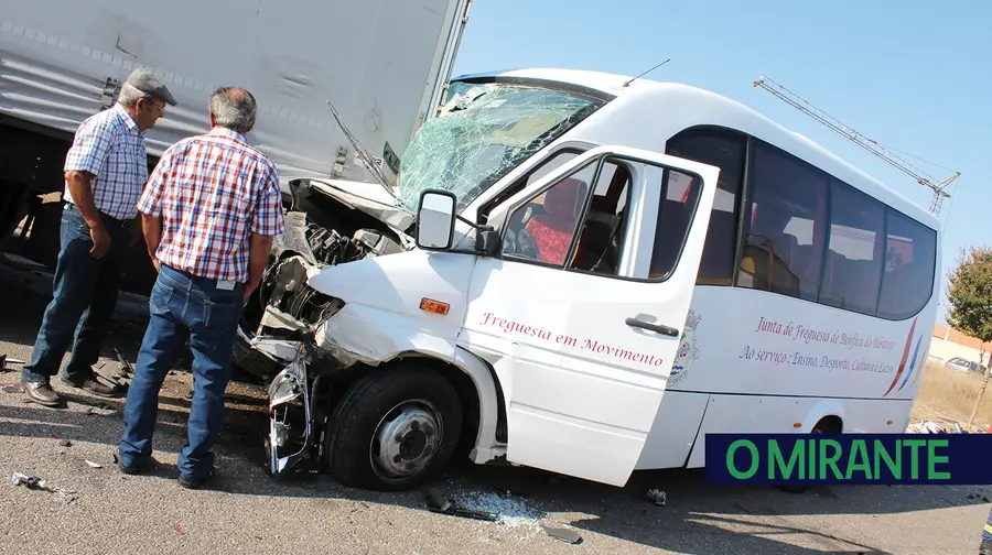 Autocarro da Junta de Benfica do Ribatejo fora de serviço devido a acidente