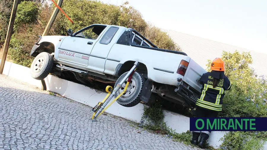 Carro despista-se e aterra em cima de um muro