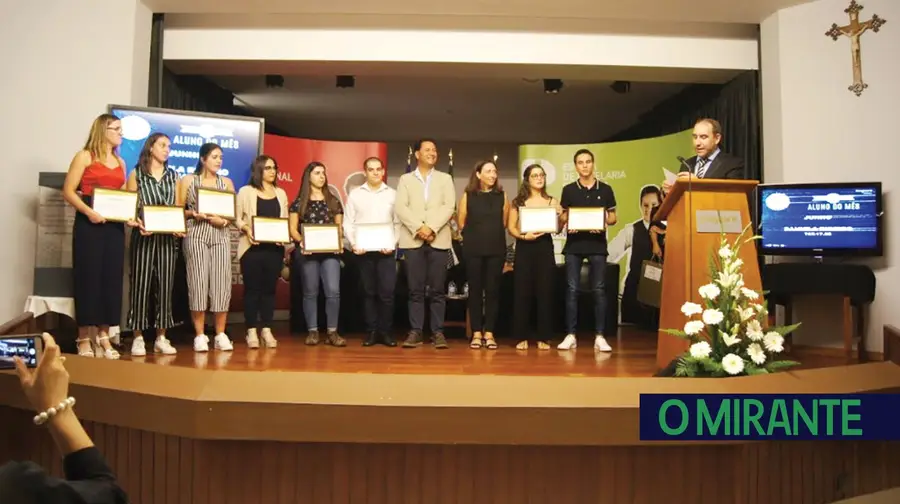 INSIGNARE distinguiu alunos e homenageou Francisco Vieira INSIGNARE distinguiu alunos e homenageou Francisco Vieira