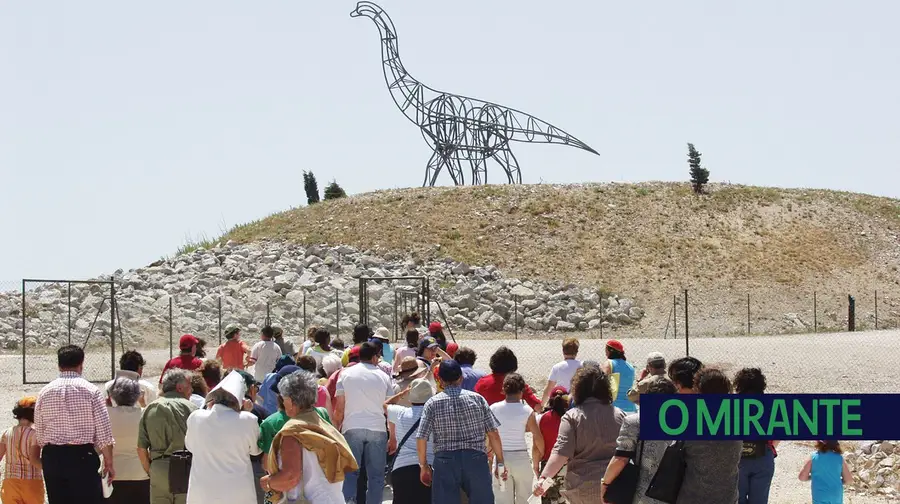 Modelo de visitação das pegadas dos dinossáurios parou no tempo Modelo de visitação das pegadas dos dinossáurios parou no tempo
