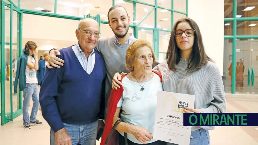 O que pensam os jovens de dar beijos aos avós O que pensam os jovens de dar beijos aos avós