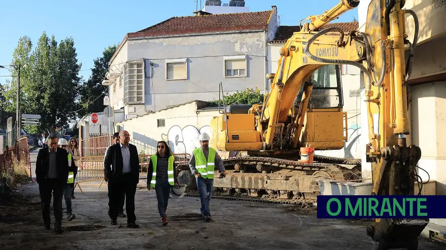 Armazém abandonado há três décadas às portas de Alverca começou a ser demolido