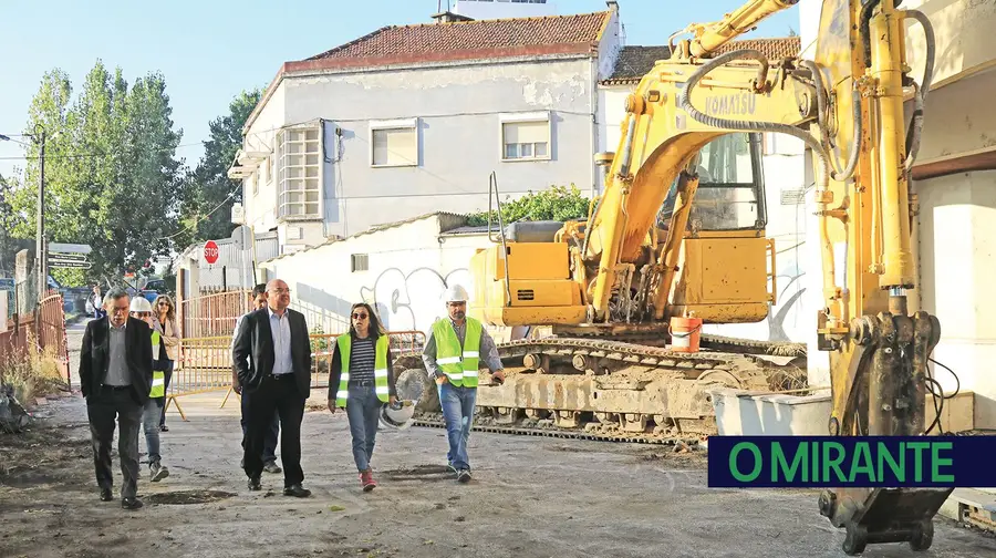 Armazém abandonado há três décadas às portas de Alverca começou a ser demolido