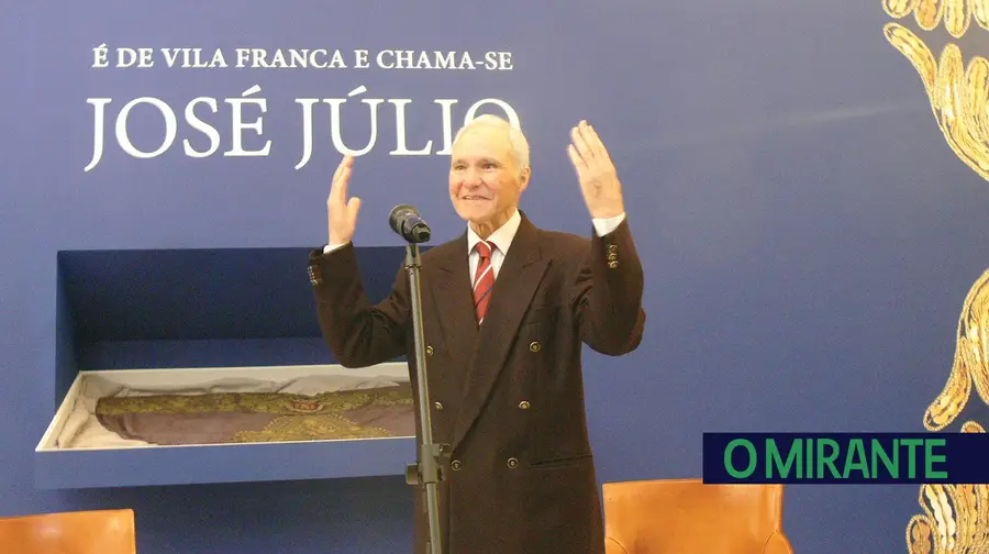 Escultura de homenagem a José Júlio está pronta mas à espera de inauguração Escultura de homenagem a José Júlio está pronta mas à espera de inauguração