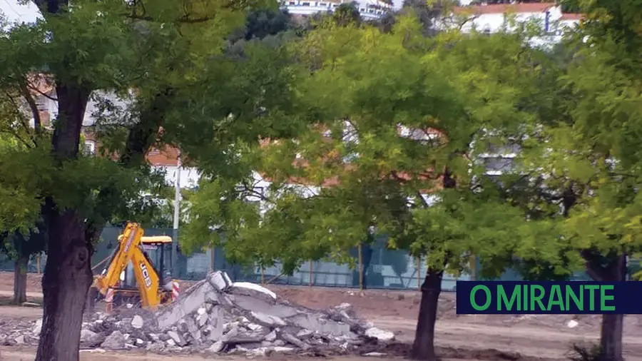 Coreto no Jardim 25 de Abril em Coruche já foi demolido