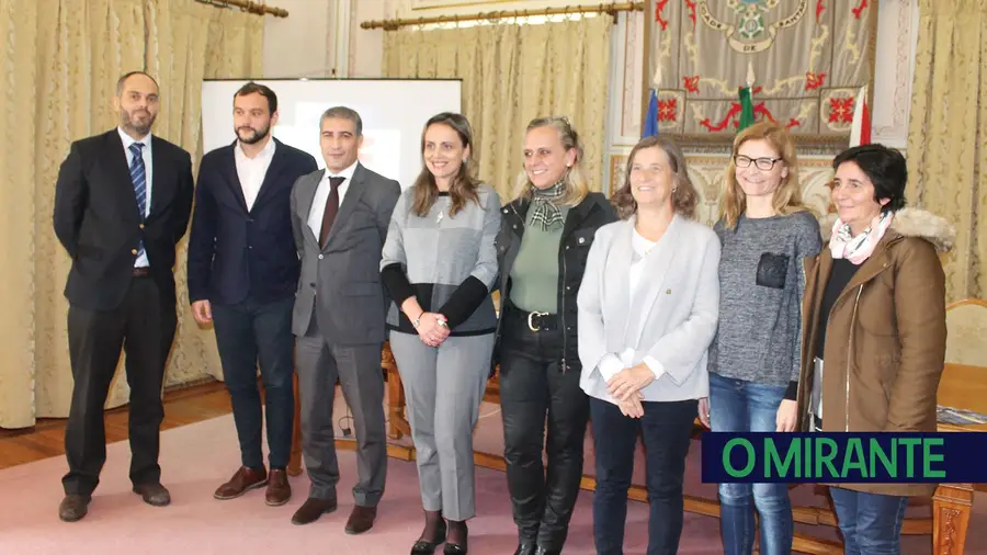 Câmara de Santarém desafia população a decorar casas e lojas com coroas de Natal Câmara de Santarém desafia população a decorar casas e lojas com coroas de Natal