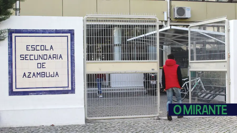 Escola Secundária de Azambuja espera por obras enquanto chove na biblioteca