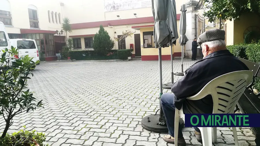 Funcionária da Misericórdia de Alhandra despedida por suspeita de levantar dinheiro de idosa Funcionária da Misericórdia de Alhandra despedida por suspeita de levantar dinheiro de idosa