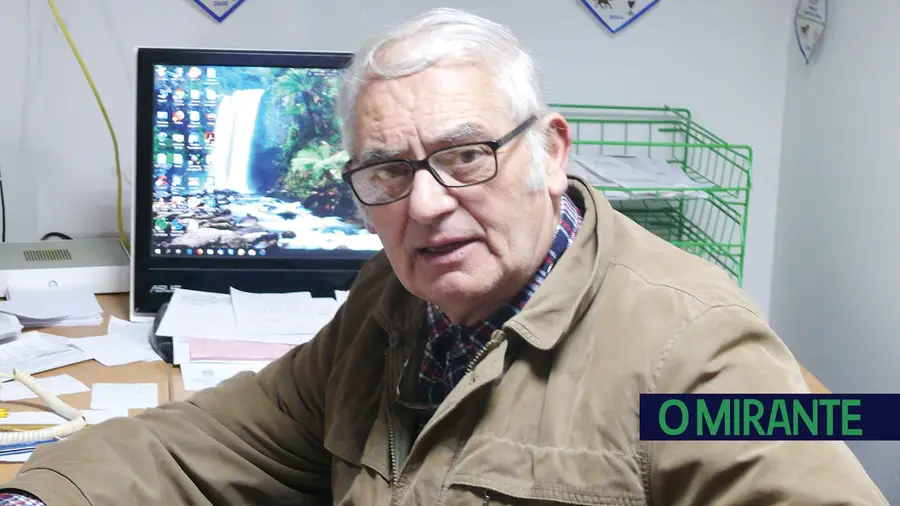 Um artista com mais de sessenta anos de experiência na área das madeiras Um artista com mais de sessenta anos de experiência na área das madeiras