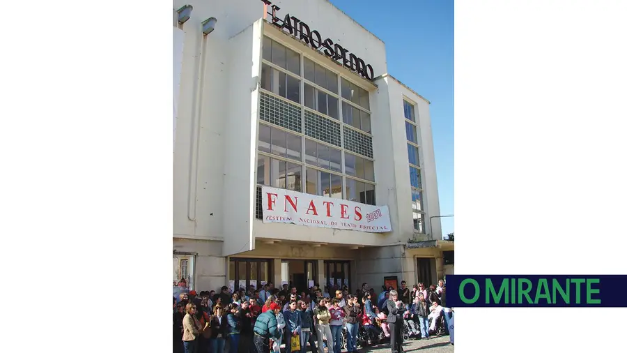 Os mecenas agora são merceeiros e o Cine-Teatro de Abrantes está a ganhar pó Os mecenas agora são merceeiros e o Cine-Teatro de Abrantes está a ganhar pó